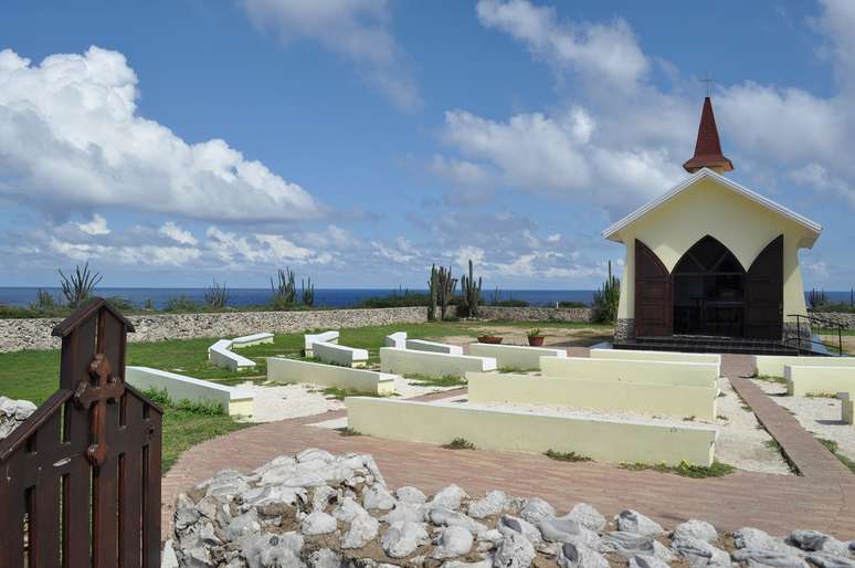 Além das praias paradisíacas, Aruba está repleta de marcas do período colonial. Um bom exemplo é a capital Oranjestad, com sua típica arquitetura holandesa, mas há outros pontos turísticos históricos. Um bom exemplo é a Capela de Alto Vista (acima), primeira igreja católica construída no país, em 1750