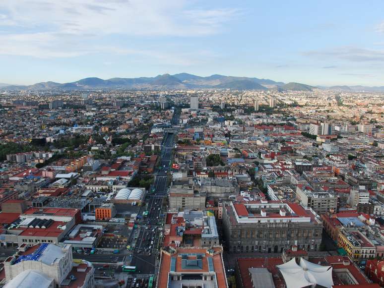 Um passeio repleto de contrastes. Assim pode ser definida uma caminhada pela Cidade do México, a capital mais antiga das Américas, que reúne mais de 1400 edificações e monumentos remanescentes da colonização espanhola. Acima, vista aérea da região norte 