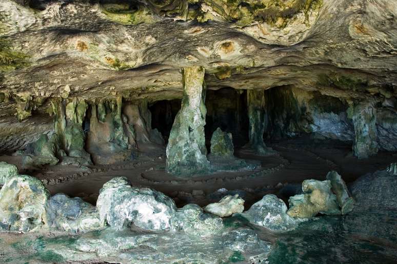 Nem só de praias vive Aruba. O interior da ilha guarda algumas gratas surpresas para os amantes da natureza, como cavernas (acima) onde é possível encontrar morcegos e pinturas feitas pelos indígenas que habitavam a região muito antes da chegada dos colonizadores europeus 