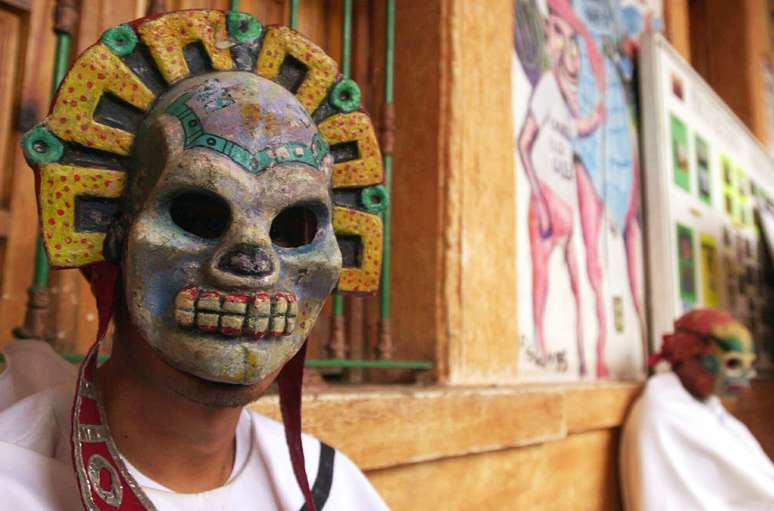 Quando as caveiras tomam as ruas do México, o momento é de festa. No Dia dos Mortos, entre 1º e 2 de novembro, as pessoas fazem máscaras de caveira (acima), pintam o rosto e se fantasiam de morte. Na celebração, acredita-se que os mortos têm permissão divina para visitar os parentes  por isso, os mexicanos enfeitam as casas com flores, velas e até preparam a comida preferida dos que já partiram. Entre as figuras da festividade, a mais conhecida é La Catrina, esqueleto de uma dama popularizado por José Guadalupe Posada, cartunista mexicano. Ao contrário do que se pensa, o momento é de paz e alegria