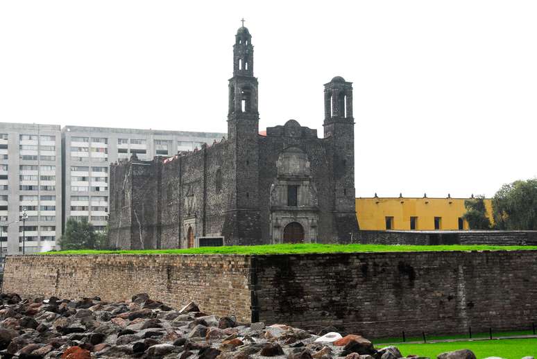 Erguida pelos espanhóis sobre os escombros da capital asteca, a Cidade do México ainda preserva resquícios de antigas civilizações, como a Plaza de las Tres Culturas (acima), o Templo Mayor e a pirâmide de Cuicuilco. Os três sítios arqueológicos são boas opções para ver de perto vestígios das culturas asteca e olmeca sem sair da capital