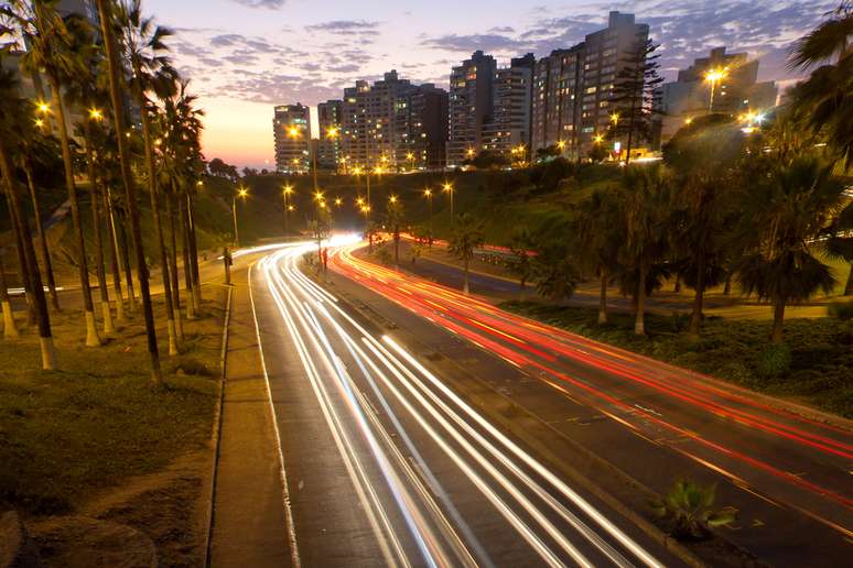 Lima reúne boa parte das grandes empresas nacionais e das multinacionais que atuam no país. Movimentada, tem o comércio, a indústria de manufatura e o turismo como principais atividades econômicas. Assim como São Paulo, Lima é a cidade que não para