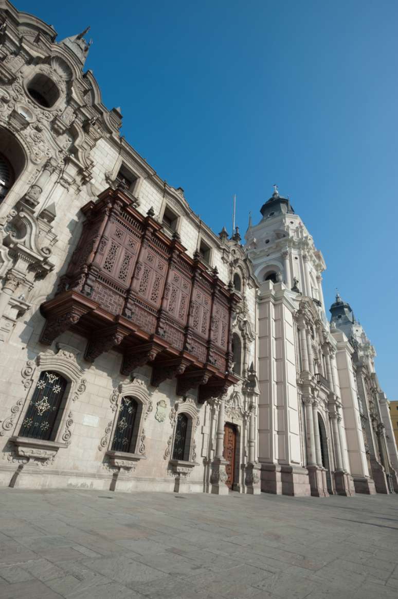 Impossível andar pelo centro histórico e ficar indiferente aos imponentes edifícios da época colonial. Assim se apresenta Lima, a cidade mais famosa da época do Vice Reino do Peru. Acima, a Catedral da cidade, que foi construída entre 1535 e 1649 