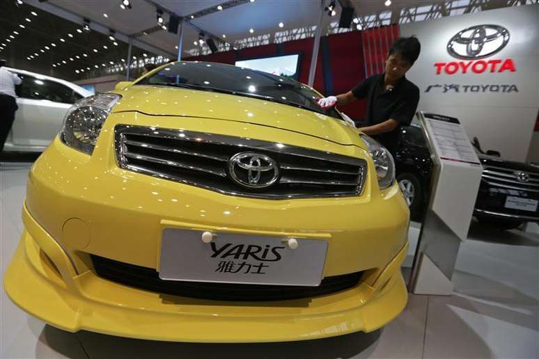 Funcionário limpa Toyota Yaris no Wuhan Motor Show, na China. As vendas da Toyota na China caíram 44 por cento em outubro na comparação anual, com a montadora japonesa ainda pressionada pelo impacto de uma disputa territorial entre os dois países. 12/10/2012