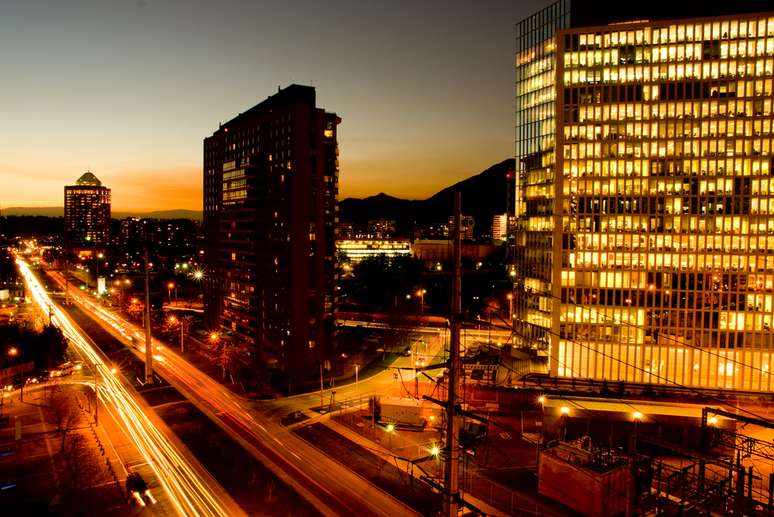 O anoitecer em Santiago dá início a um show de luzes bastante peculiar. A cidade é plana e, do alto dos prédios, é possível ver a iluminação e o movimento de bares, restaurantes e casas noturnas  sempre com a Cordilheira dos Andes ao fundo