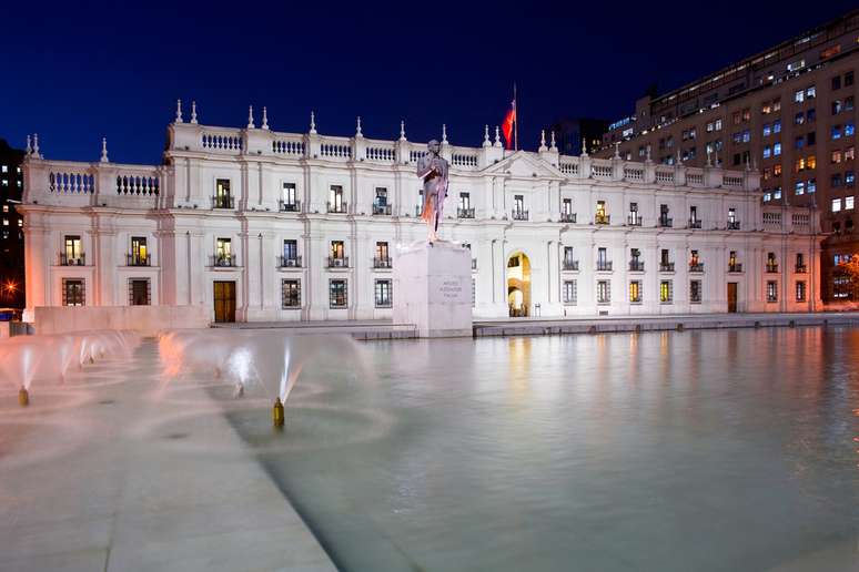 A história de Santiago se confunde com seus edifícios. O mais expressivo deles, o palácio La Moneda, é a sede do governo. Construído entre 1786 e 1812, suas paredes têm mais de um metro de largura para resistir aos abalos sísmicos que há séculos abalam a cidade 