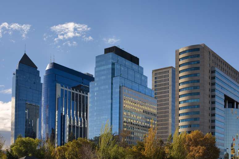 Prédios espelhados refletem o lado moderno de Santiago, onde estão instaladas grandes empresas que movimentam bilhões de dólares por ano. Essa é Sanhattan, o centro financeiro da cidade, que tem o nome inspirado na nova-iorquina Manhattan  uma comparação até que justa