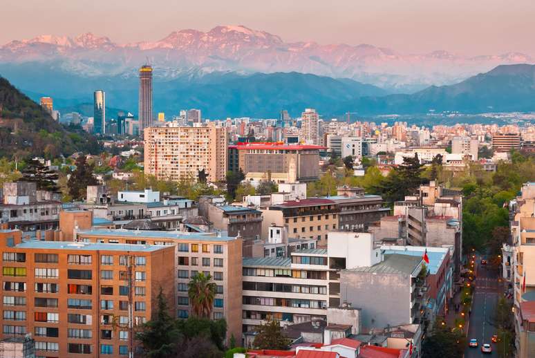 Fundada ao lado da Cordilheira dos Andes, a capital do Chile tem um PIB de US$ 91 milhões
