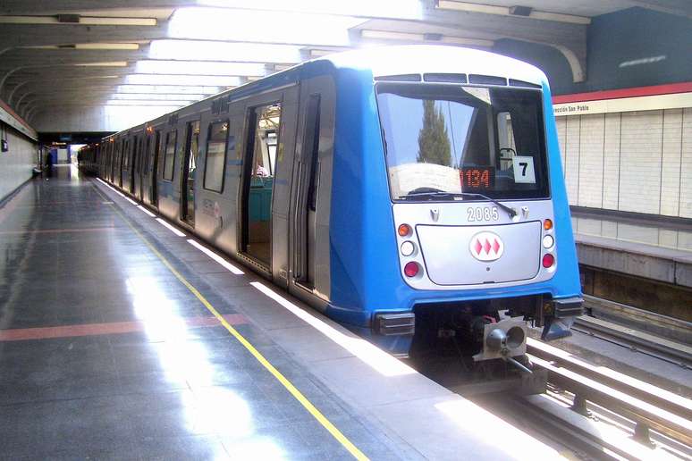 Trem na estação Neptuno, da Linha 1 do metrô. A rede atende mais de 2,3 milhões de passageiros por dia