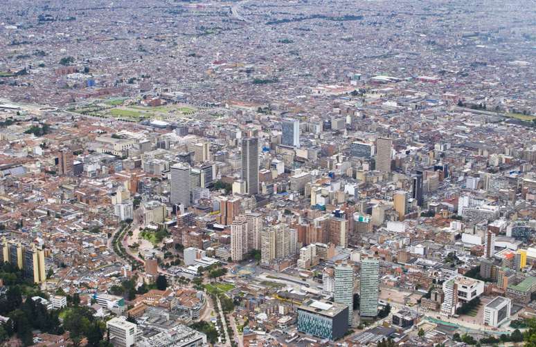 A maior cidade da Colômbia responde por 22% do PIB do país. Fundada pelo espanhol Jiménez de Quesada em 1538, Bogotá é ladeada por montanhas verdes, que deixam o clima da cidade nem muito quente, nem muito frio. Acima, vista aérea do centro da cidade, área empresarial e região mais movimentada da capital