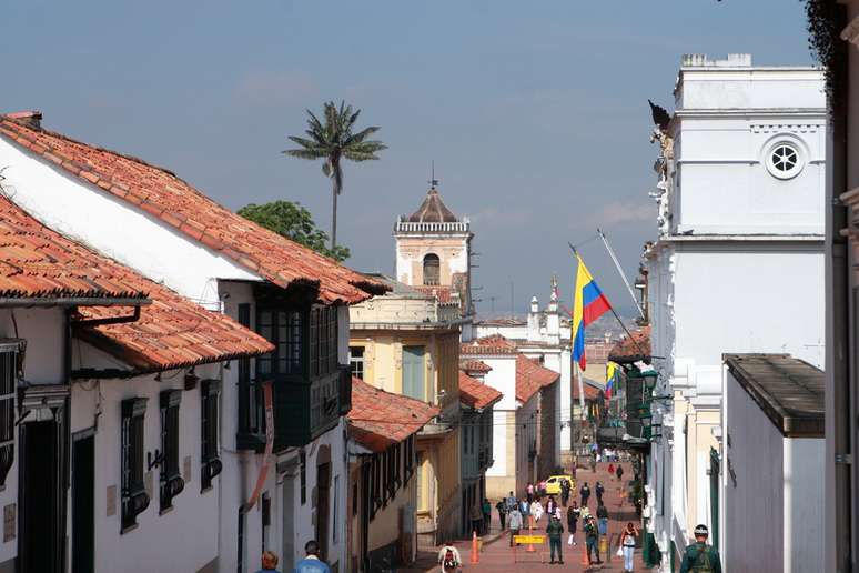 A zona mais antiga de Bogotá, La Candelaria, ainda preserva os ares do período colonial, inclusive nas ruas, muitas delas ainda cobertas por paralelepípedos. Teatros, museus, universidades e até casas de poesia espalhadas pelo bairro guardam uma parte importante da história colombiana