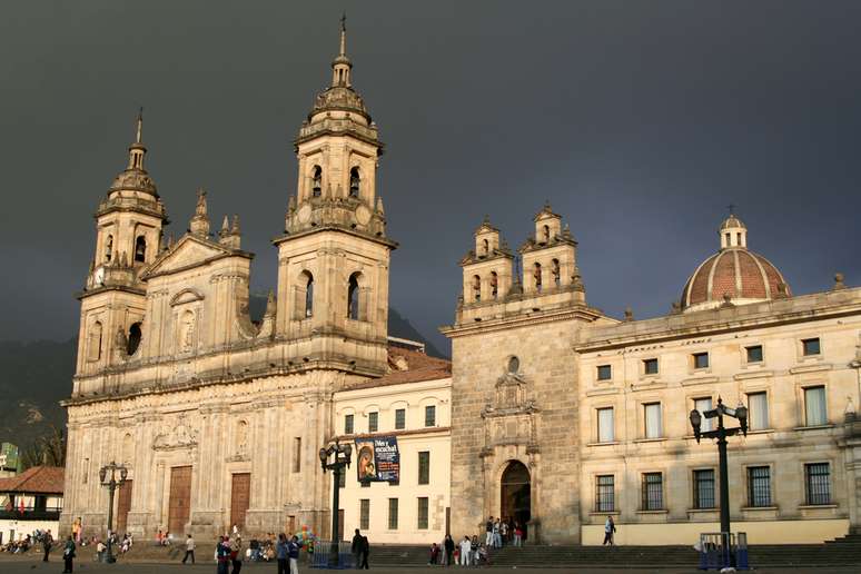 Os caminhos de Bogotá levam a cenários difíceis de esquecer. Na Plaza Bolívar, a mais importante da cidade, é difícil decidir qual edifício histórico visitar primeiro: a Catedral Primada (acima) ou o Congresso Nacional, com seus imponentes pilares na fachada. Seja qual for o destino na capital colombiana, cultura e história não vão faltar