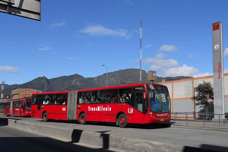 Ônibus da TransMilenio, o maior sistema de transporte público da Colômbia