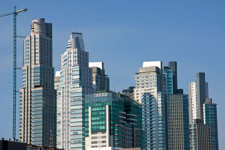 Puerto Madero é um exemplo de que o visual de um bairro pode ser totalmente transformado para melhor. Na década de 1990, a antiga e degradada área portuária passou por um grande processo de revitalização que fez do bairro a área mais nobre da cidade 