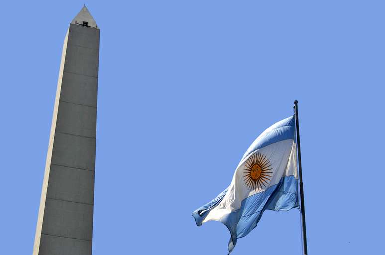 É impossível passar por Buenos Aires sem observar pelo menos um dos vários monumentos e edifícios históricos da cidade. O principal deles, o Obelisco, foi erguido na Plaza de la República, em plena avenida Nove de Julho, em comemoração ao quarto centenário da cidade
