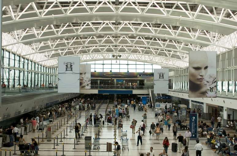 O Aeroporto Internacional Ministro Pistarini fica na cidade de Ezeiza, na região metropolitana de Buenos Aires, e está a 22km do centro da capital 