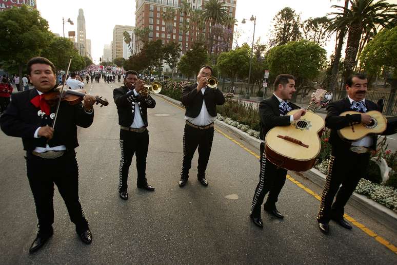 Visitar a Cidade do México e não ouvir uma bela serenata dos mariachis locais é como ir ao Rio de Janeiro e não ver o Cristo Redentor. Parte da cultura mexicana, os grupos de músicos se concentram principalmente na Plaza Garibaldi, onde são contratados por casais para cantar. Ali, a música pode sair por 50 pesos ou mais. Quantas pessoas formam um grupo? Não importa. O que vale mesmo é ouvir e curtir a música