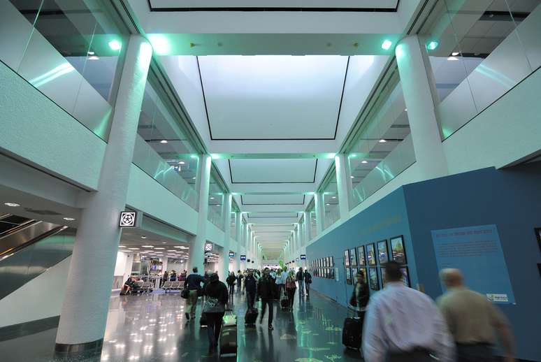 Saguão do Aeroporto Internacional de Miami, que recebe cerca de 800 voos por dia