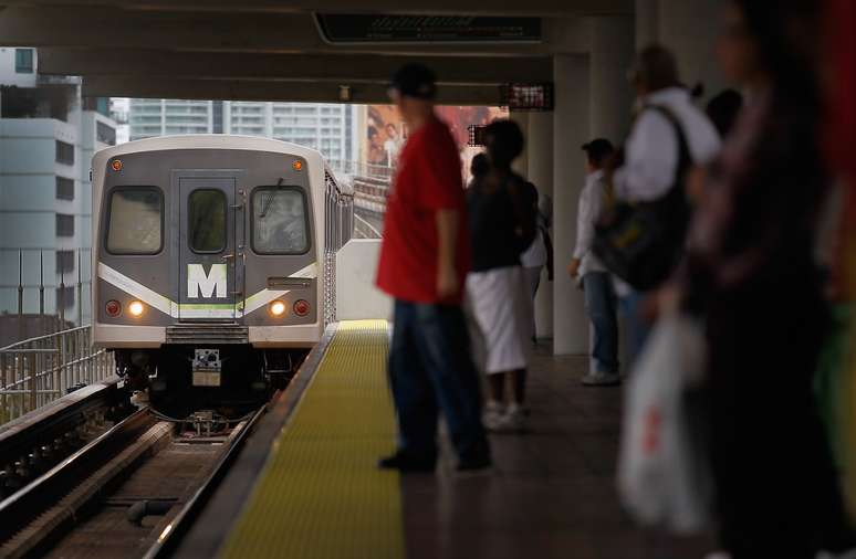 Em Miami, a rede pública oferece quatro opções de transporte que levam o passageiro para qualquer lugar da cidade: o Metrobus (ônibus), o Metrorail (trem), o Metromover (veículo leve sobre trilhos) e o STS (serviço de transporte especial). Acima, passageiros aguardam trem na estação do Metrorail, sistema com uma rede de 36 km