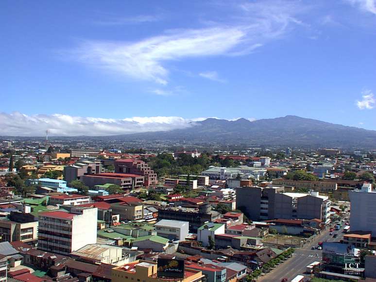 Arranha-céus, violência, caos urbano... esqueça os estereótipos associados às metrópoles latinoamericanas. San José é uma das cidades mais seguras da região e não espere encontrar uma selva de pedra com edifícios gigantescos. Plana e cercada de montanhas, a capital da Costa Rica é um lugar tranquilo, que tem menos de 2 milhões de habitantes em toda a sua região metropolitana