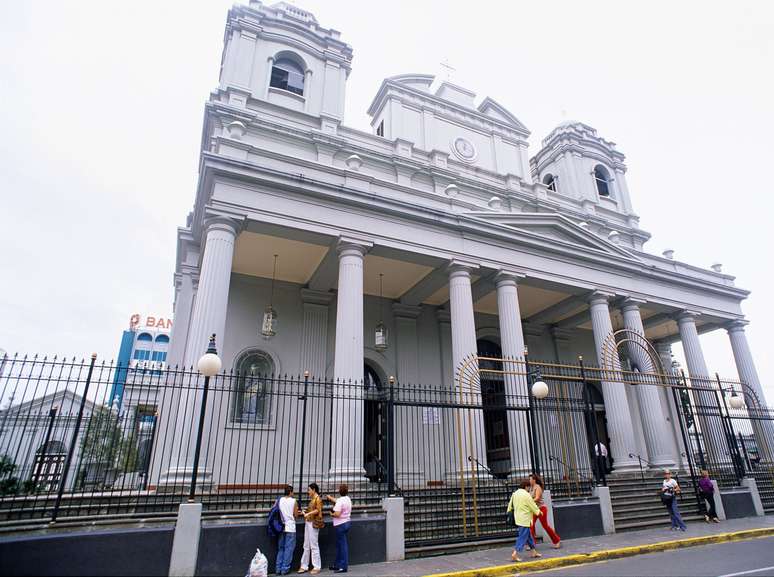 Além das belas praias e ilhas do entorno, San José é um destino cultural. Os edifícios e monumentos erguidos na cidade e nas proximidades contam a história do país. Acima, a Catedral Metropolitana, construída no início do século 19