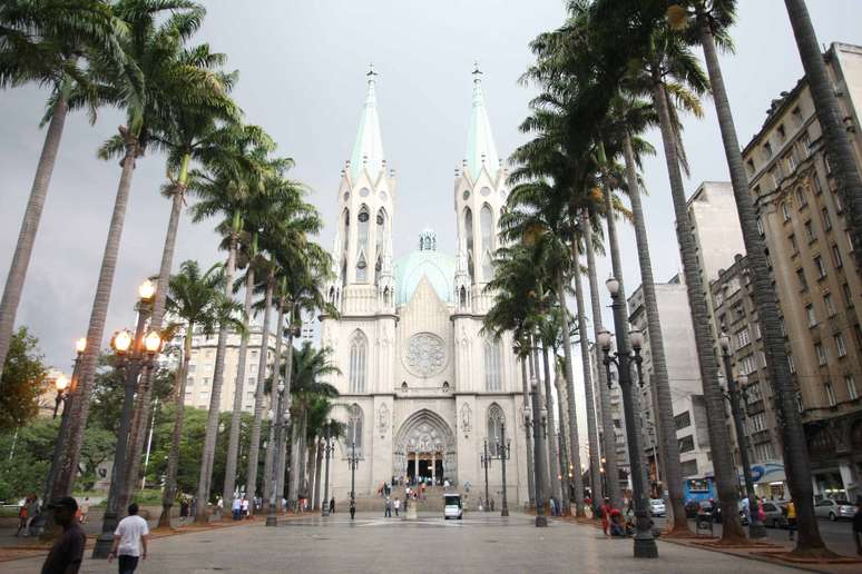 A Catedral da Sé é um dos grandes símbolos da cidade. A construção começou em 1913 e os últimos detalhes do projeto original só foram concluídos em 2002. Ela foi concebida segundo a estética gótica e chama a atenção pelas grandes dimensões: 110 metros de comprimento, 46 metros de largura, torres com 92 metros de altura e cúpula com pé-direito de 30 metros. Tem capacidade para oito mil pessoas e recebe dois mil visitantes por dia