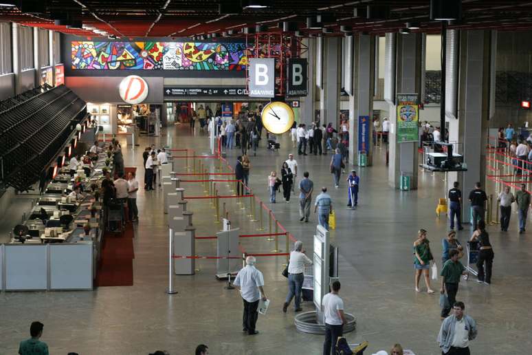 Fundado em 1985, o Aeroporto Internacional de Guarulhos é o maior da América do Sul e o mais movimentado do Brasil. Localizado no município de Guarulhos, fica a 30 km de São Paulo e é possível chegar até lá de ônibus, táxi ou carro