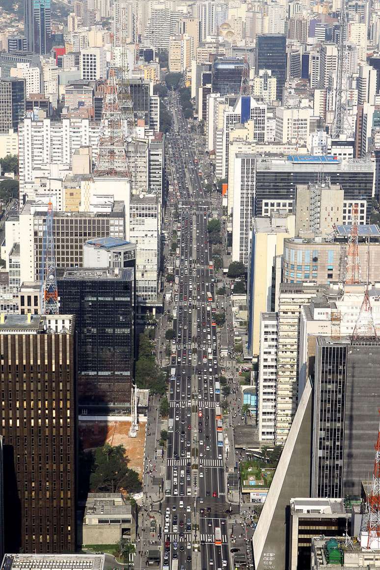 A Avenida Paulista é o centro financeiro da cidade mais tradicional da cidade. Fundada em 1891, seu desenho foi baseado nas grandes avenidas europeias, e a partir da década de 1950 passou a abrigar as sedes de vários bancos e empresas multinacionais