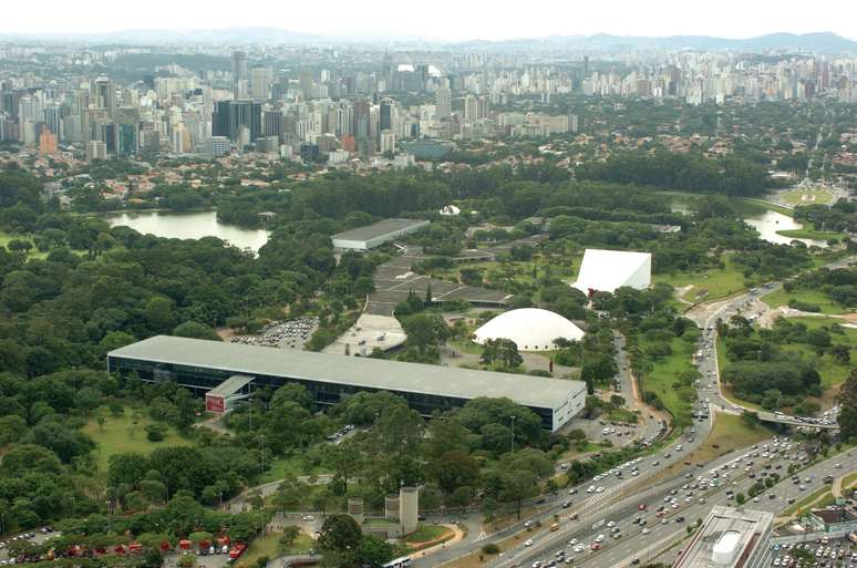 O Parque do Ibirapuera é o maior da cidade. Além da área verde, abriga importantes instituições culturais, como o Museu de Arte Moderna (MAM), o Museu Afro Brasil e a Bienal de São Paulo 