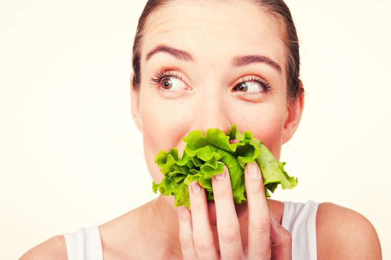 Investir em alimentos ricos em antioxidantes é uma maneira saudável de manter a pele em dia