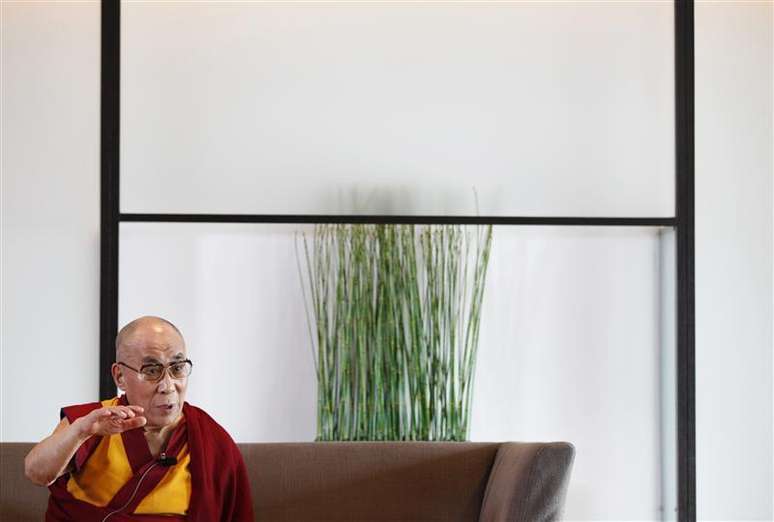 Líder espiritual tibetano Dalai Lama fala durante entrevista em Yokohama, Japão. O futuro líder chinês, Xi Jinping, não terá alternativa senão iniciar reformas políticas duradouras, assim como já ocorreu com as reformas econômicas, disse nesta segunda-feira Dalai Lama. 05/11/2012