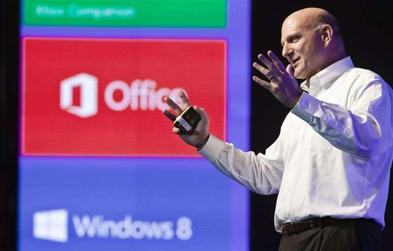 Presidente-executivo da Microsoft Steve Ballmer apresenta sistema operacional do Windows 8 em Israel. 05/11/2012.