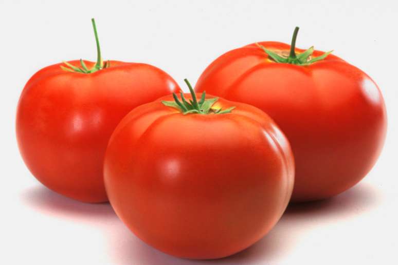 Além de ter poucas calorias, o tomate protege a pele contra os raios infravermelhos, previne contra certos tipos de câncer e diminui o colesterol