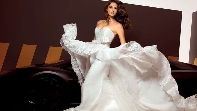 Irina Shayk posou com vestidos de noiva e de festa tradicionais e ousados
