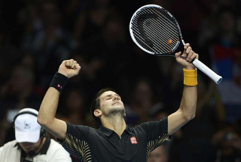 Tenista sérvio Novak Djokovic comemora após vencer de virada o britânico Andy Murray, durante o ATP World Tour Finals, nesta quarta-feira. Djokovic ficou perto de uma vaga nas semifinais do torneio, em mais um capítulo de uma crescente rivalidade entre os dois tenistas de 25 anos. 07/11/2012