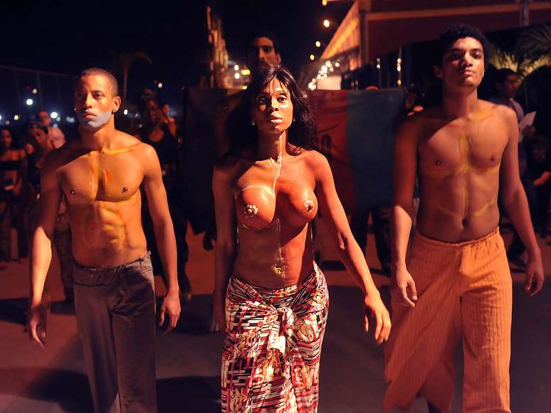 Grupo de manifestantes do movimento Educafro protestam contra a falta de negros nas passarelas brasileiras