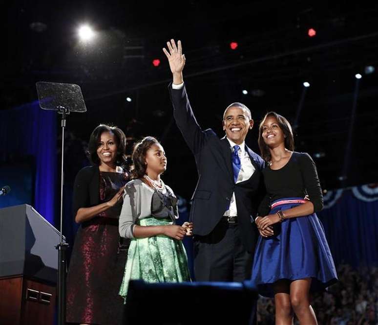 Presidente norte-americano, Barack Obama, com sua esposa Michelle Obama (E) e suas filhas Sasha e Malia (D) durante seu comício de vitória, em Chicago. 07/11/2012