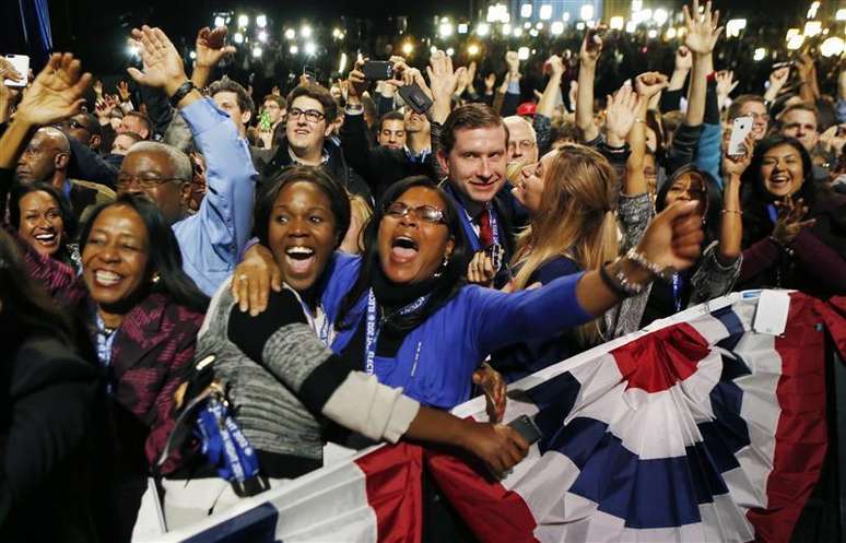 Partidários do presidente norte-americano, Barack Obama, comemoram sua reeleição em Chicago, nos Estados Unidos, na noite de terça-feira. 06/11/2012
