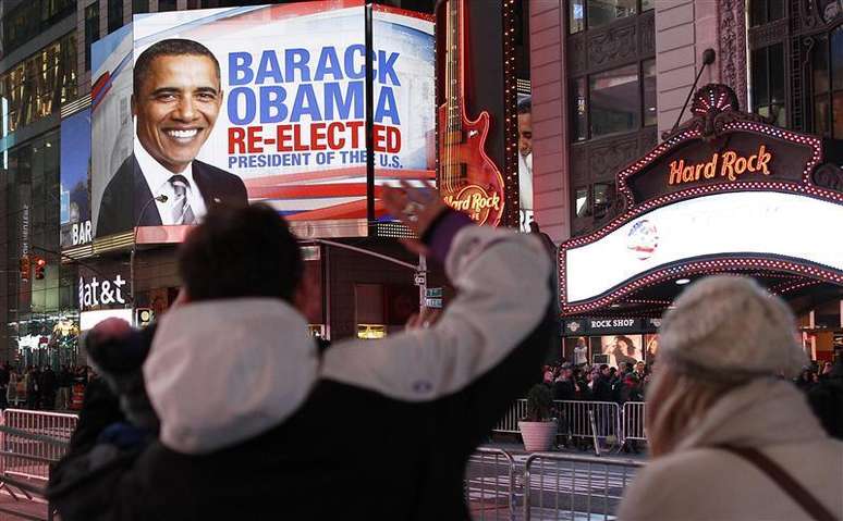 Norte-americanos comemoram na Times Square, em Nova York, após a projeção de que o presidente dos Estados Unidos, Barack Obama, foi reeleito para um novo mandato, na noite de terça-feira. 06/11/2012