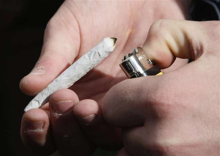 Homem acende cigarro de maconha em manifestação pró-maconha, na Universidade de Colorado. Colorado e Washington se tornaram os primeiros Estados norte-americanos a legalizar a posse e a venda de maconha para uso recreativo, na terça-feira, desafiando a legislação federal e provavelmente abrindo caminho para um confronto com o governo de Barack Obama. Foto de Arquivo. 20/04/2012