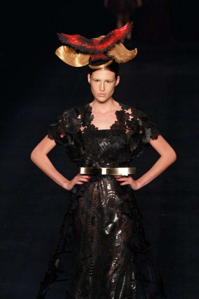 Acquastudio coloca arranjo de cabeça com formato de ave no segundo desfile do Fashion Rio