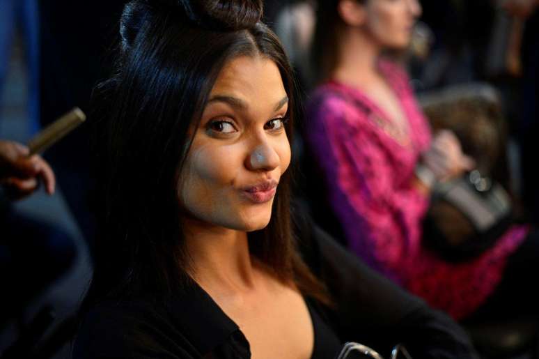 Modelo faz biquinho para a foto enquanto n&atilde;o entra na passarela do Fashion Rio com a cole&ccedil;&atilde;o de inverno da Espa&ccedil;o Fashion