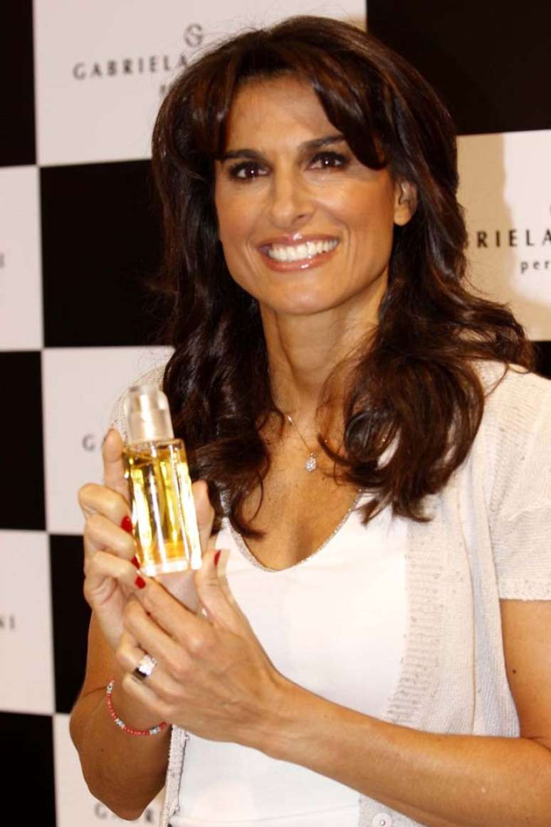 Gabriela Sabatini promove o relançamento de seu perfume mais famoso, que leva seu nome