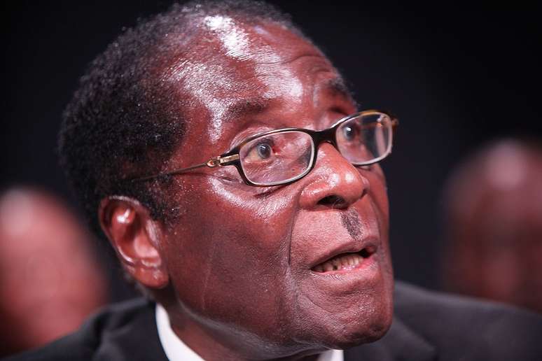01 - Robert Mugabe. O presidente do Zimbabwe pode ser considerado corajoso ou louco por usar um bigode à la Hitler. O estilo também marcou Charles Chaplin, mas as comparações com o ditador nazista são mais frequentes