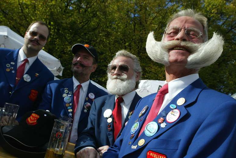 O bigode de Karl Heinz-Hille (à dir) já lhe rendeu diversos prêmios em competições de bigode mundo afora