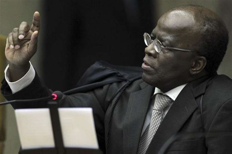 Ministro Joaquim Barbosa reage durante julgamento do mensalão no Supremo Tribunal Federal, em Brasília. O julgamento do chamado mensalão deve se estender até dezembro, mais de quatro meses depois de seu início. 23/10/2012