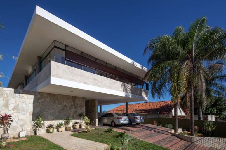 Ao construir a casa com a maior elevação permitida na área, o arquiteto Danilo Matoso Macedo criou um verdadeiro mirante no Lago Sul, em Brasília, com vista panorâmica de 120° para a capital federal