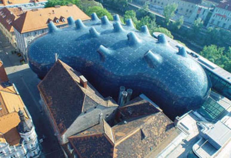 Este museu de arte moderna na cidade de Graz, na Áustria, pode ser comparado a um baiacu, ou um tentáculo de polvo