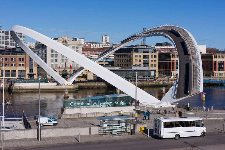 Gateshead Millenium Bridge, na Inglaterra