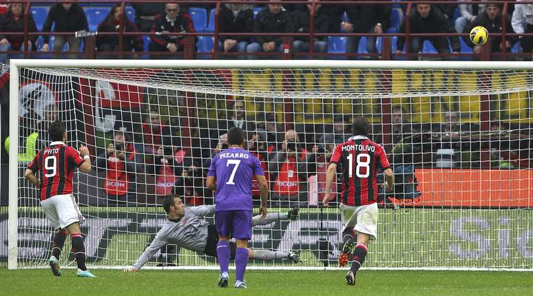 Pato perdeu pênalti na derrota por 3 a 1 para a Fiorentina, pelo Campeonato Italiano